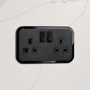 2G UK Socket (13A) Black / Black Gloss